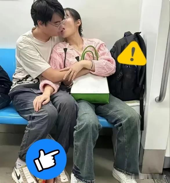 看到这幕也太不分场合了！
一对男女在公共场合里抱着啃，手还到处乱摸，旁边大爷别过