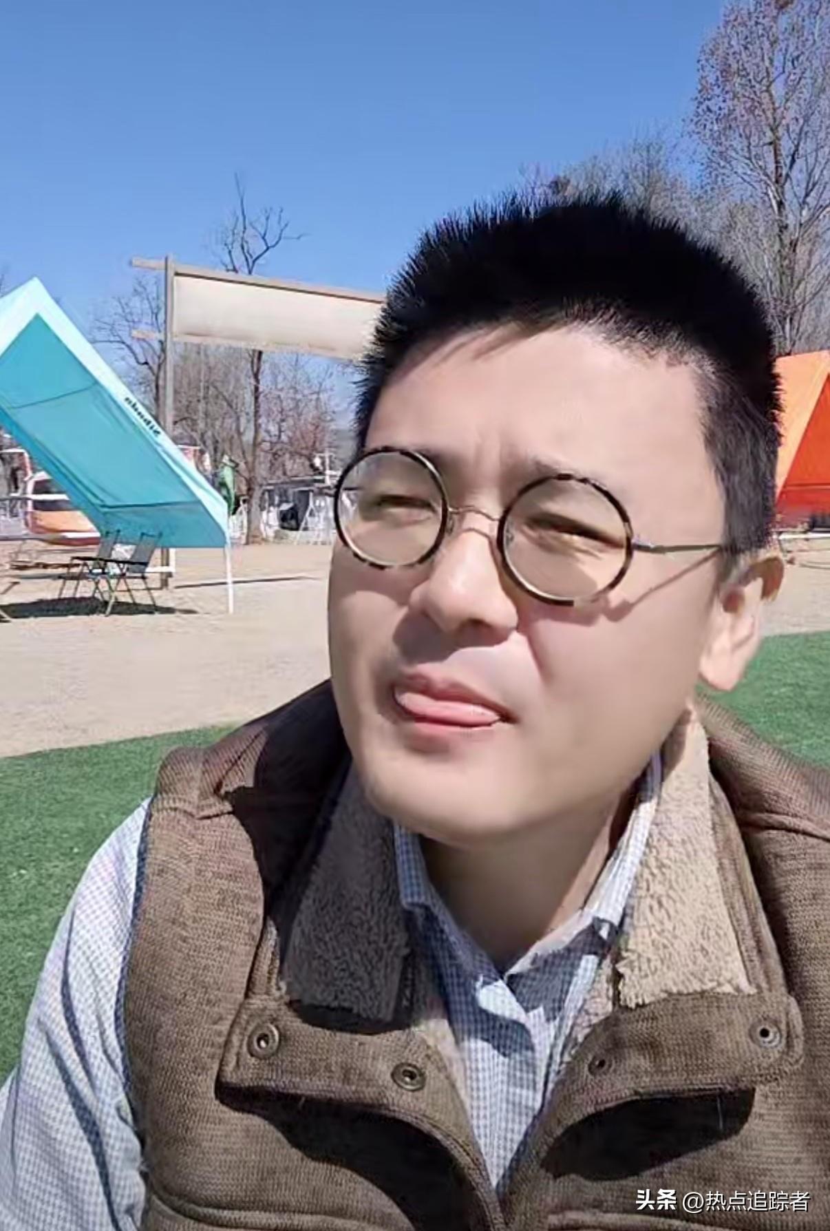 今天中午，刷到马翔宇在户外直播，直播间人气还不错，差不多有两千人在线。
已经很久