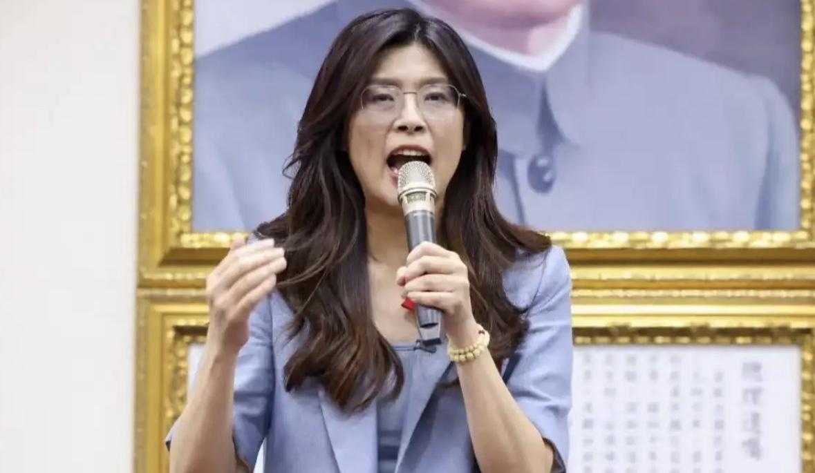 郑丽文一句话引爆两岸信任度！新任主席郑丽文受访时直言，对张荣恭和萧旭岑“百分之百