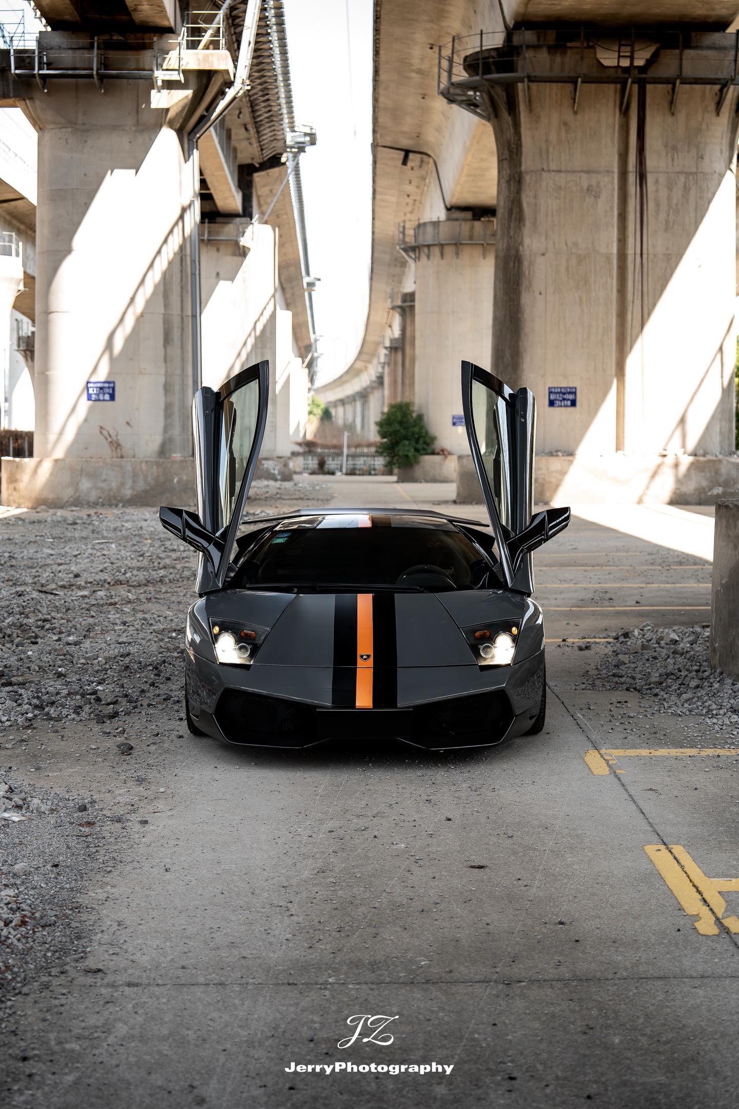 The China Edition！高架铁路下有一台中国限定的兰博基尼...