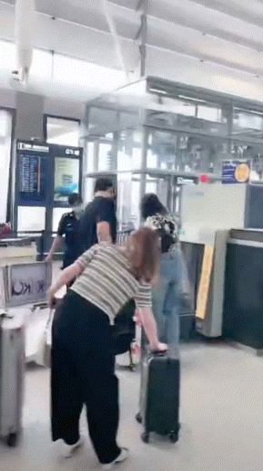 李现下意识伸手扶张婧仪舒淇李现王嘉尔张婧仪同框李现特别会照顾人这件事不光是他在工