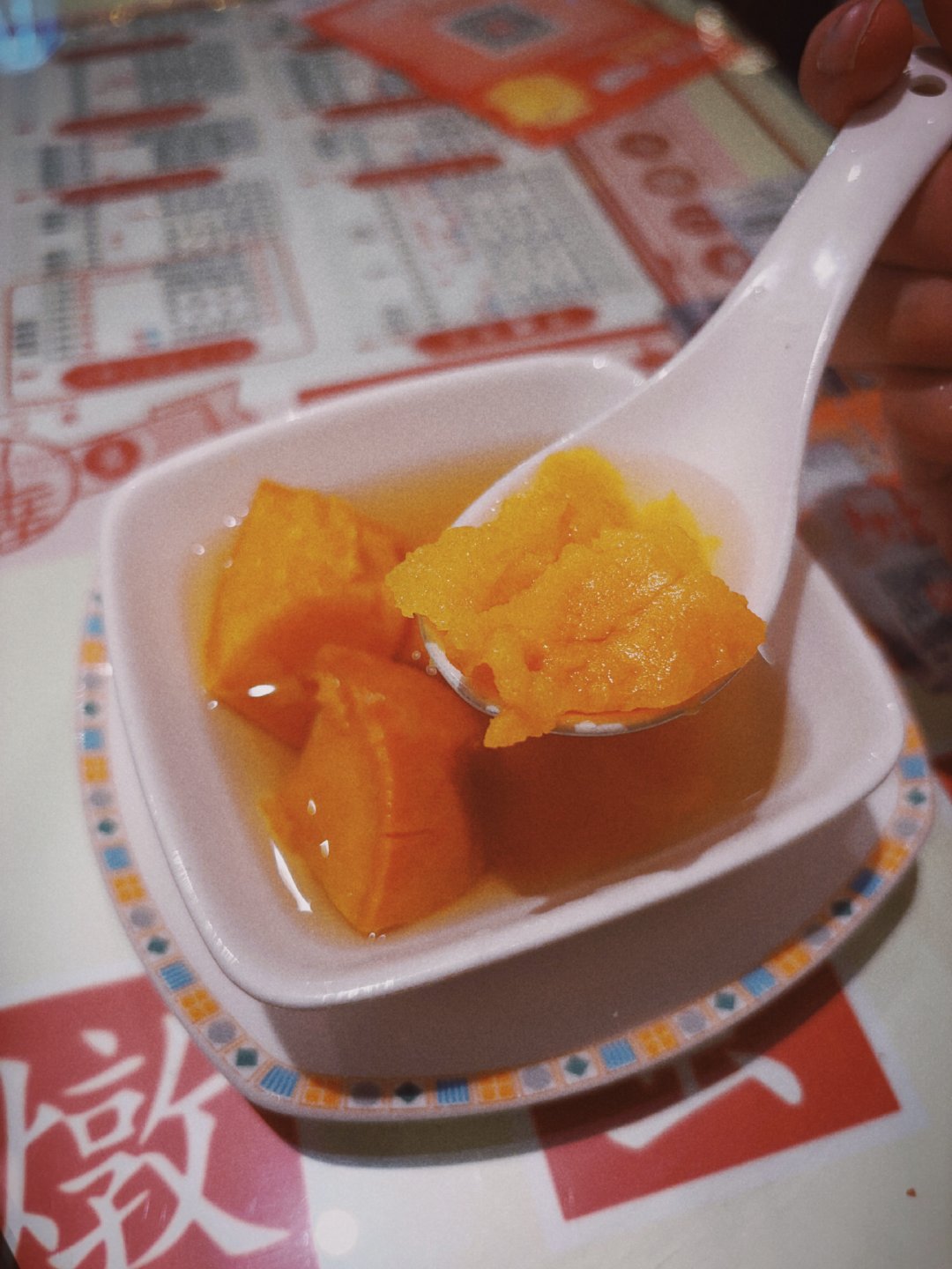 红薯糖水，还有点些许姜汤味。天冷，晚上吹风吹久了来一碗真舒服。 