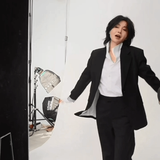 张曼玉影后松弛感曼神片场边卷头边炫披萨，喝甜水蹦跶，聊完天倒头就睡——影后松弛感