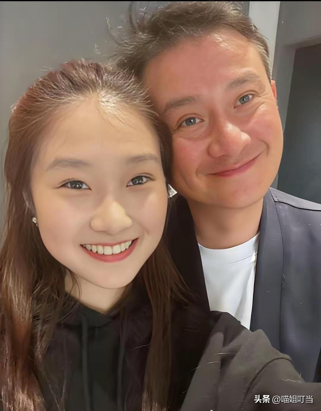文章是否后悔背叛马伊俐，我不知道。
但面对那个和自己长相有九分相似的大女儿文君竹