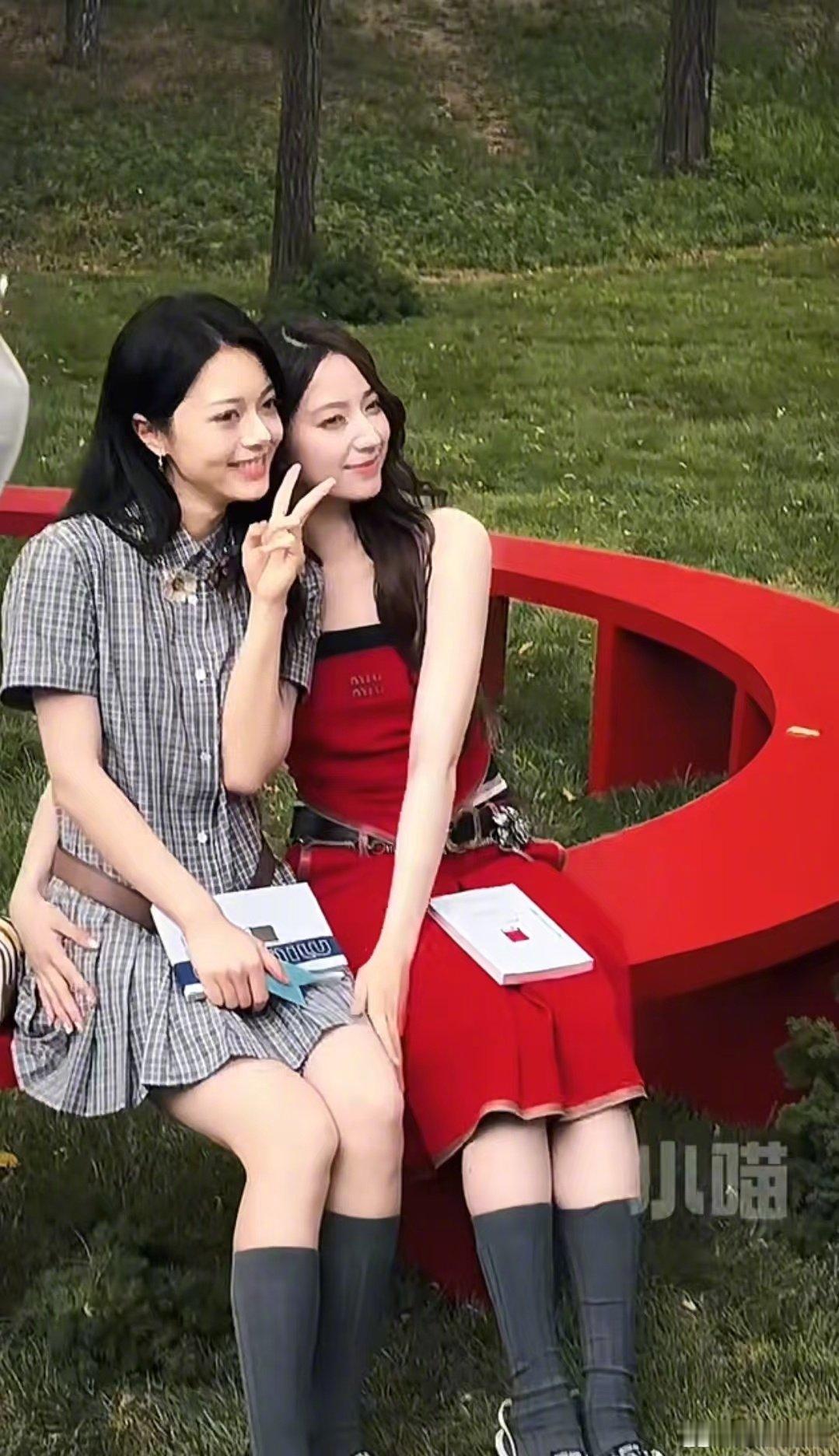赵今麦欧阳娣娣搂腰合照原来赵今麦欧阳娣娣早就认识 抓到两个搂腰合照的漂亮妹宝[哇