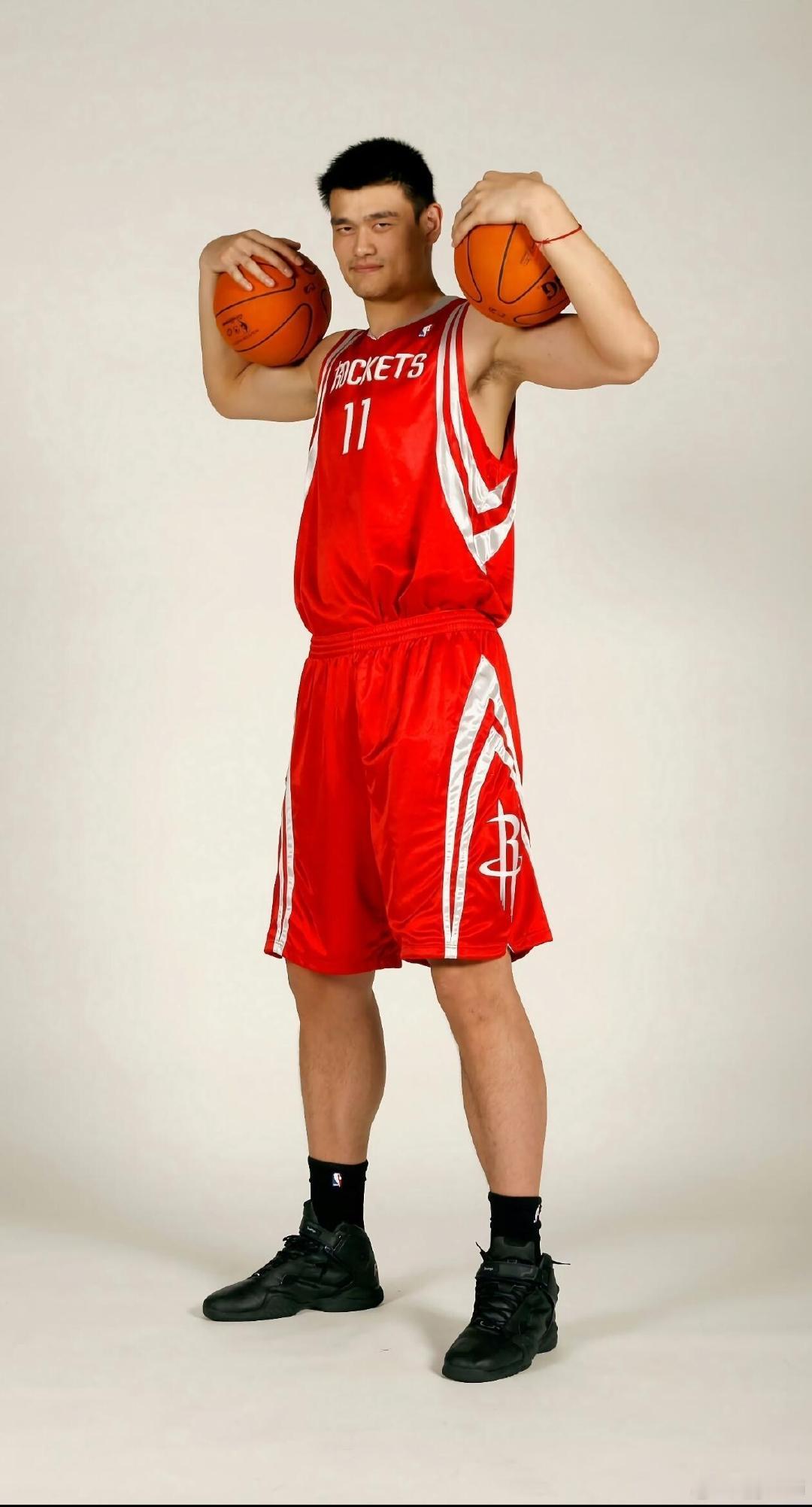 十三邀9首期对话姚明 《十三邀》呈现了一个会思考代价、惦念家庭的姚明。这让他更像