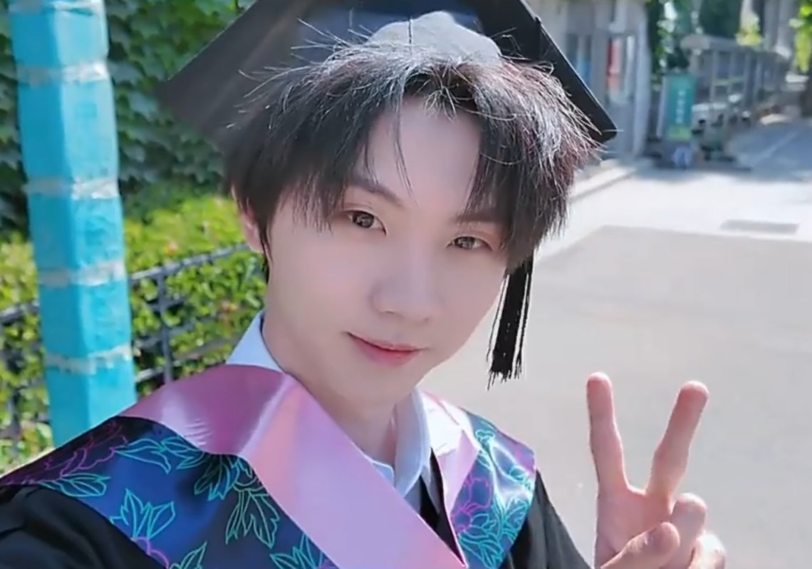 毕业🎓比耶✌🏻 