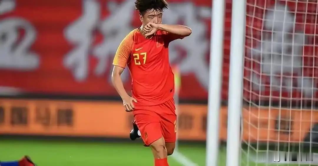 在大连东北路小学时，杨旭和后来的女足国脚马晓旭同校常一起踢球。小学低年级时杨旭坦