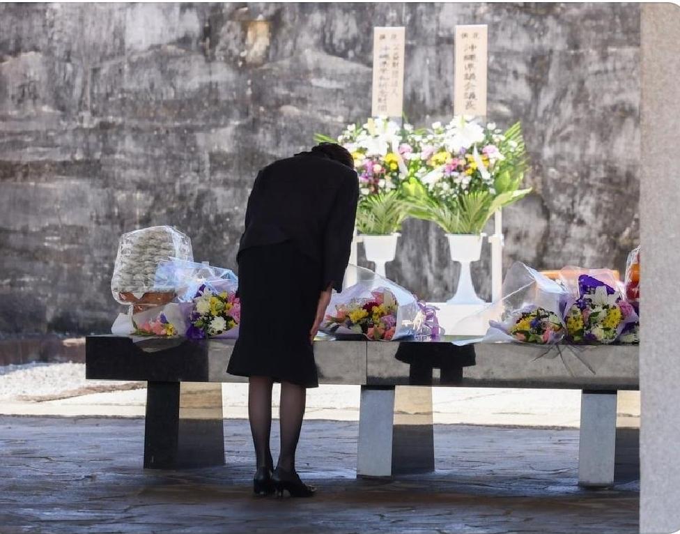 6月23日，高市早苗在就任日本首相之后，第1次前往冲绳，为二战期间美日冲绳战争的