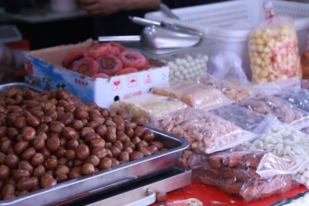 深秋时节，莲都街头弥漫着糖炒栗子的甜香，各大炒货店门前又开始排起长队。随着气温逐