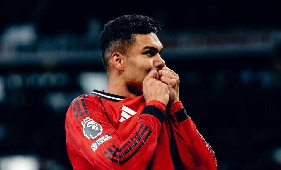 曼联2比1布伦特福德 2-1曼联锁定欧冠席位！34岁卡塞米罗破门深情吻队徽拼到抽