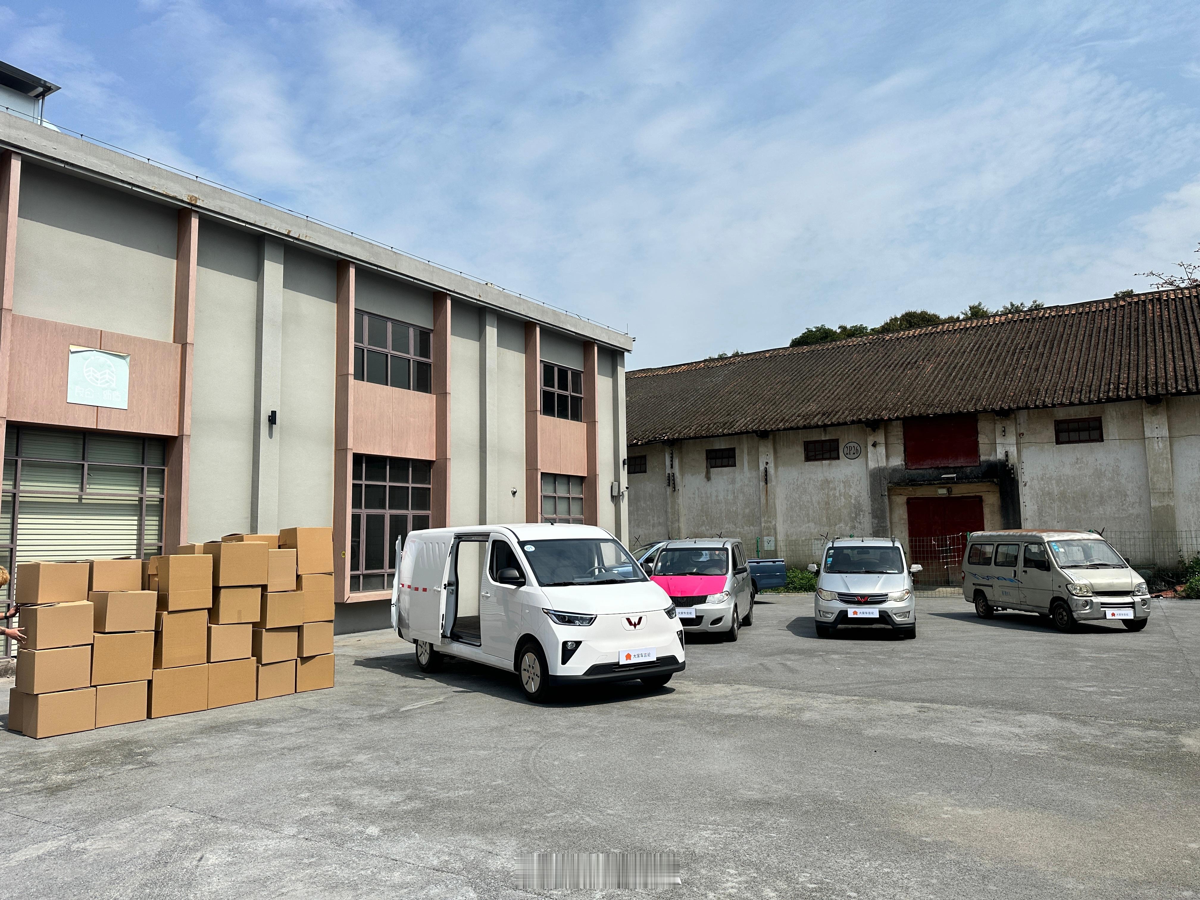这堆箱子都是从这部五菱扬光上卸下来的，真能装，厉害的[good][good] ​
