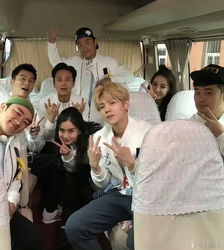 初代跑男重聚给郑恺庆生一声“伐木累”，瞬间拉回十二年前的夏天。王祖蓝、尹正突袭郑