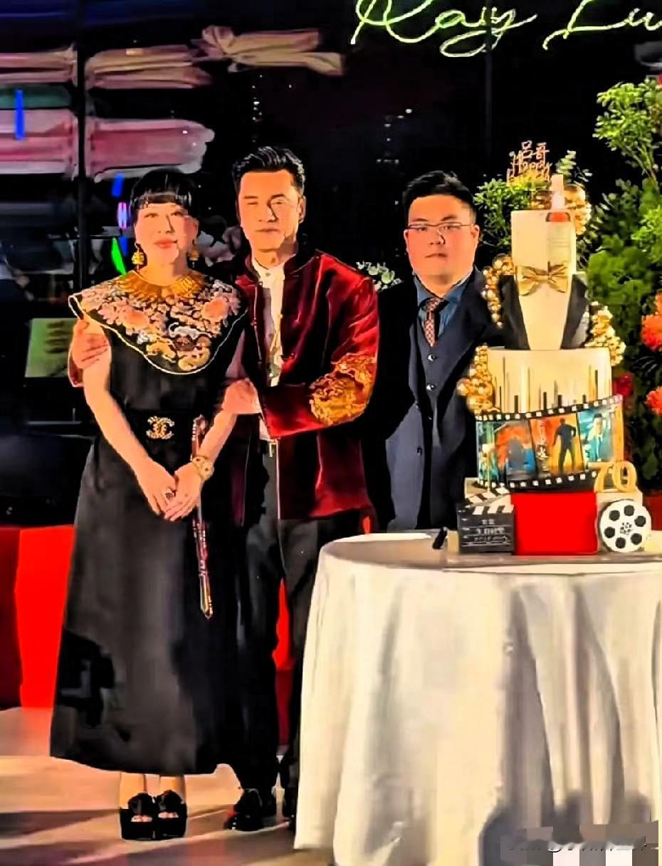 吕良伟70岁寿宴上，一家全部亮相，儿子高高胖胖的，就是没有老爸那么帅气！其实他老