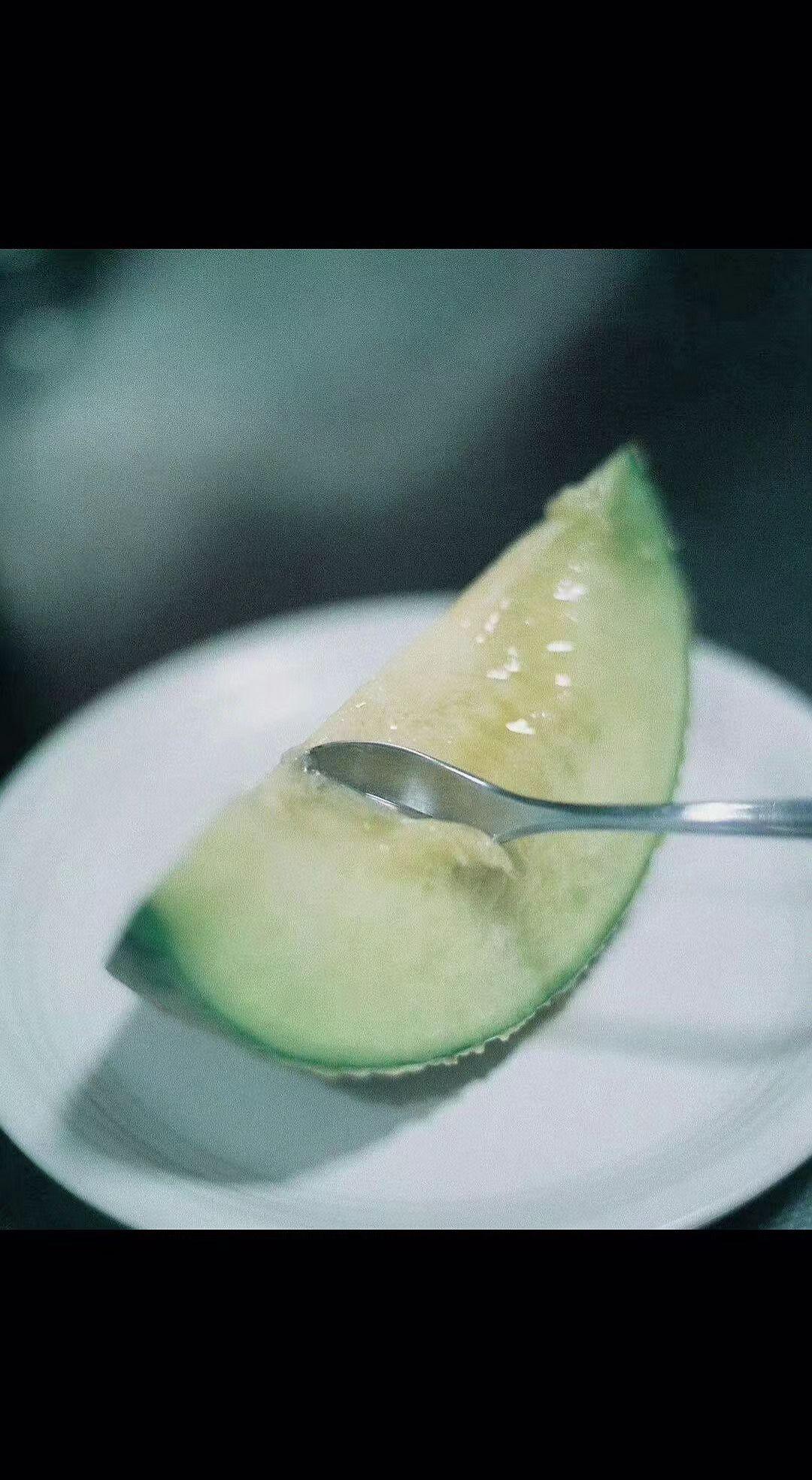 🍈银勺划开月光，瓜瓤淌着蜜色的凉。孤独是夏天的留白，甜是偷来的时光✨。