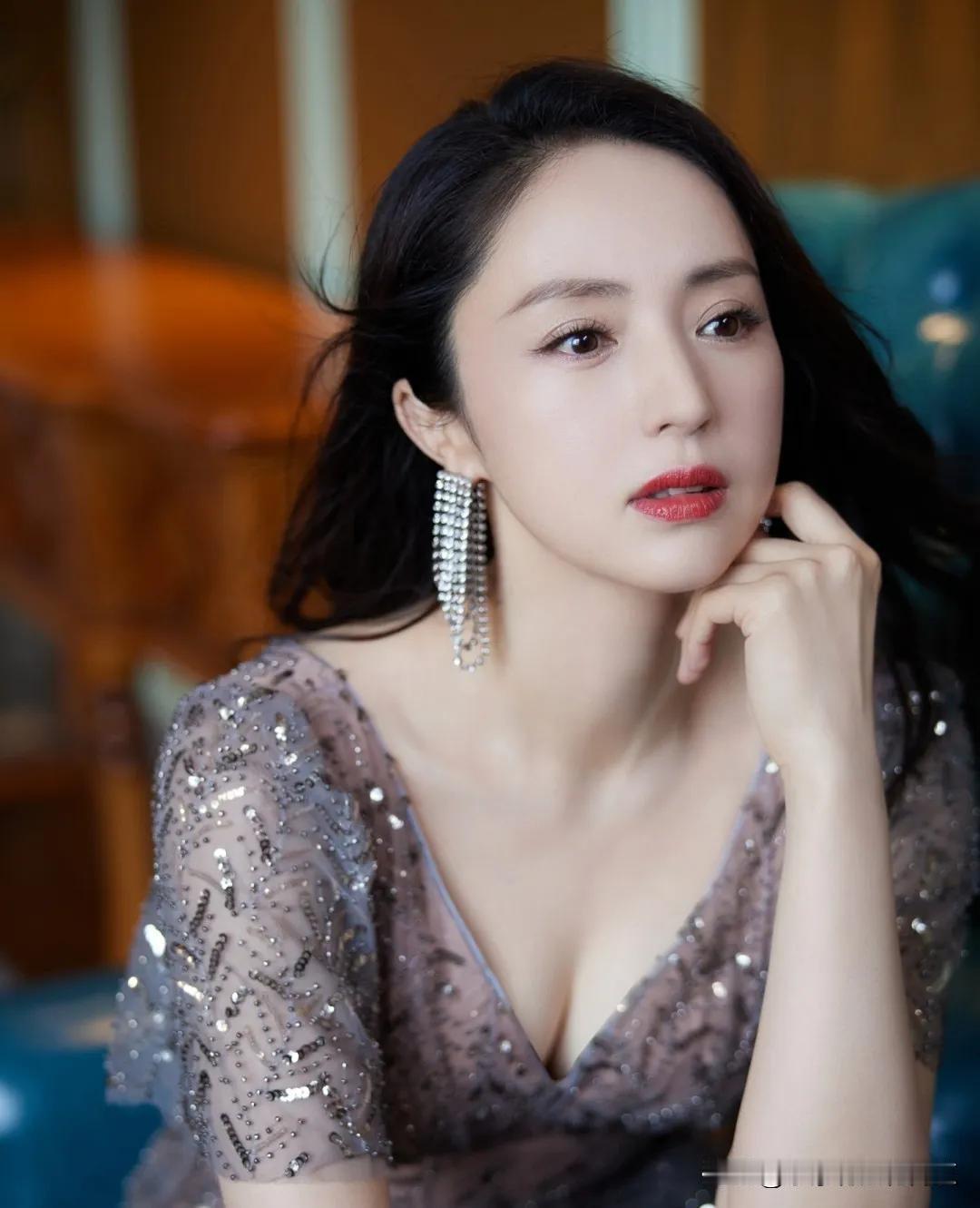 我着实佩服董璇。其实我并非她的粉丝。然而，自她前夫高云翔出事之后，她并未独自逃避