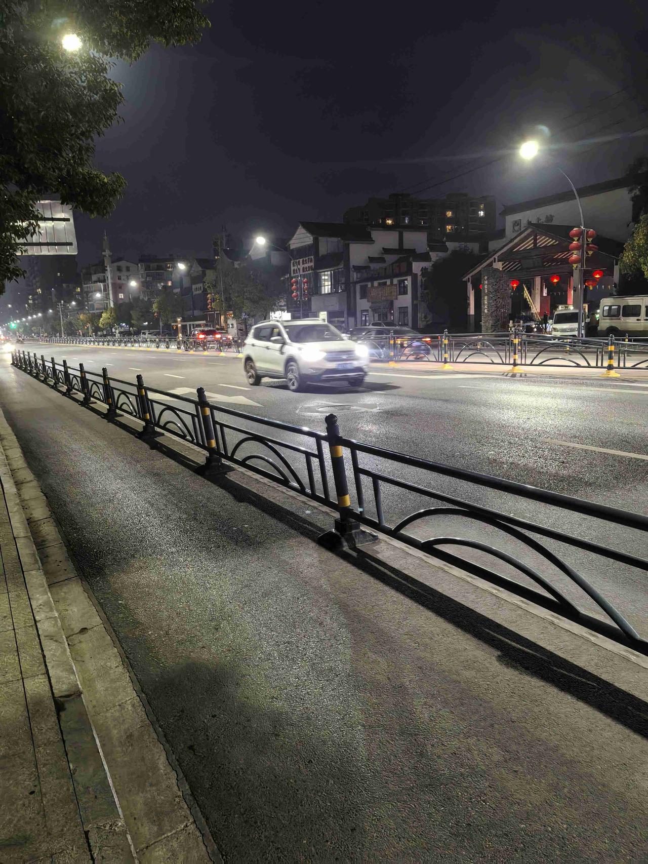 带定位晒今日生活 今日状态轻松愉快，鄂州这晴天的街道夜景简直绝了！
漫步在鄂州的