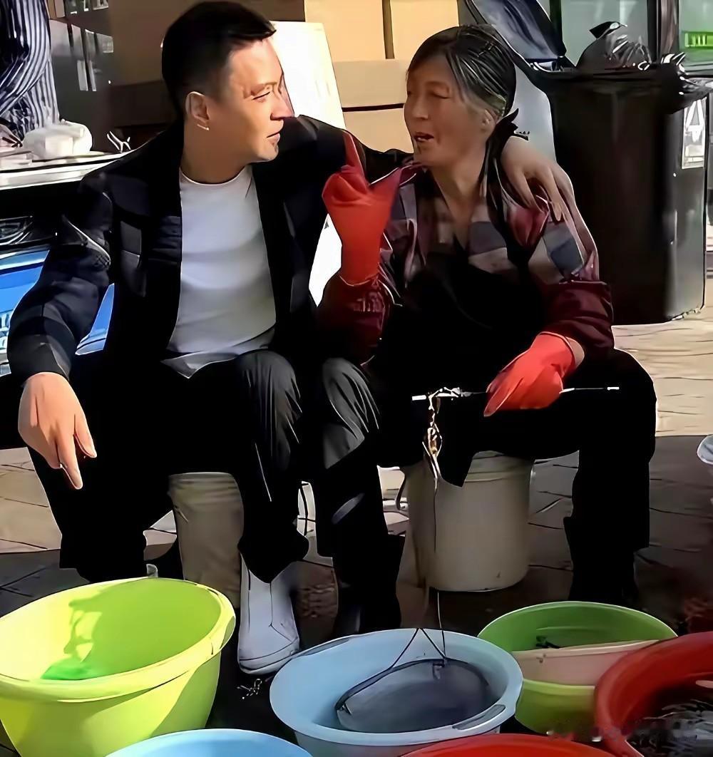 演员李飞，街头刮了一年鱼鳞，说他混不下去了，有人幸灾乐祸，有人摇头叹息，一年没见