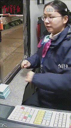 近日浙江杭州的一个收费站，上演了一幕超暖心的互动。一辆货车路过时，司机没急着赶路