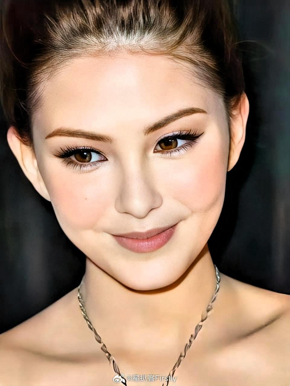 看完昆凌这张旧照，我瞬间理解周杰伦了。

早期的她，完全就是真人版芭比娃娃啊！混