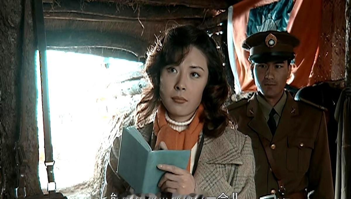 老版曼丽一出场，新版弹幕就翻车

武珊珊把钢笔夹在采访本里，肩背打得笔直，一句“