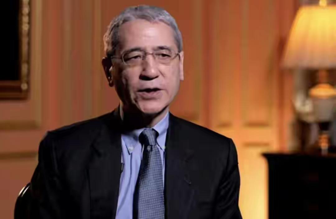 4月12日，特朗普在白宫的一次公开讲话中，突然把矛头指向了一个叫章家敦的人，直言