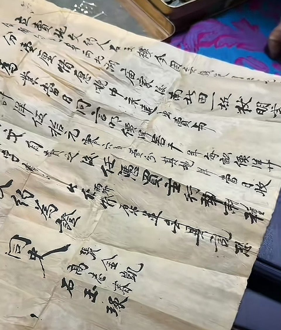 女子翻老盒子内藏十几张清朝地契地契当时就是废纸一张，只要银元和金银细软 ，那么问