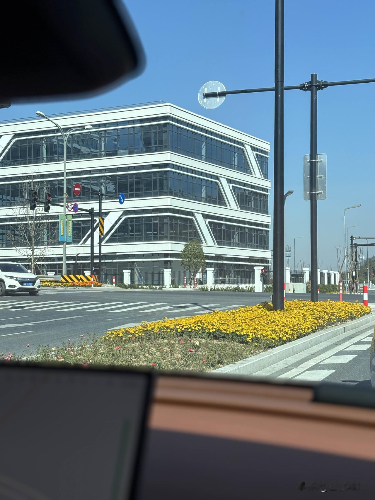 你们不觉得上班很恐怖么，人生最美好的时光20-40岁，一天中最美好的时光8-18