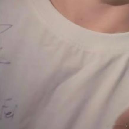 猜猜余宇涵这件衣服上写的啥  霏霏老师和小鬼老师的签名竟然出现在了余宇涵的衣服上