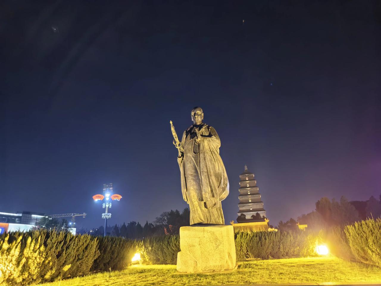 西安之行第2天，心心念念的大唐不夜城，我们来了！

我发现，四个闺蜜的旅行，真的