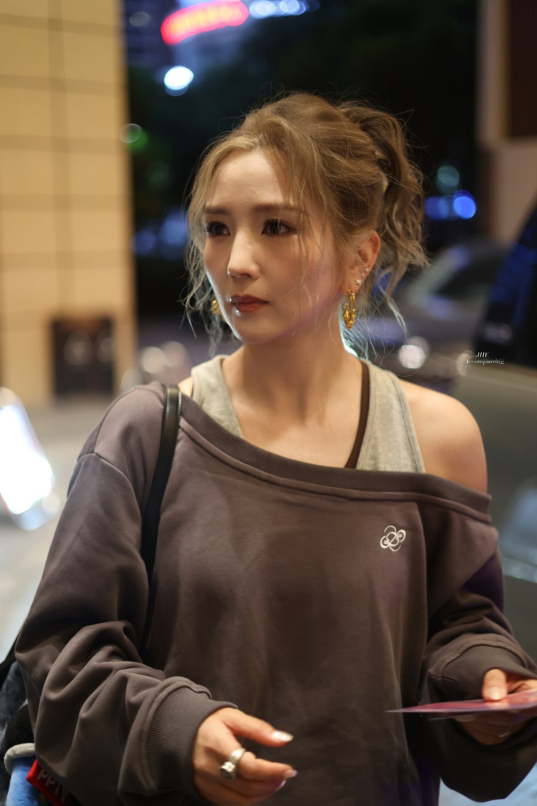 何洁浪姐上班路透何洁在哪学的这么多比心方式被浪姐上班路上的何洁圈粉，整个人清爽有