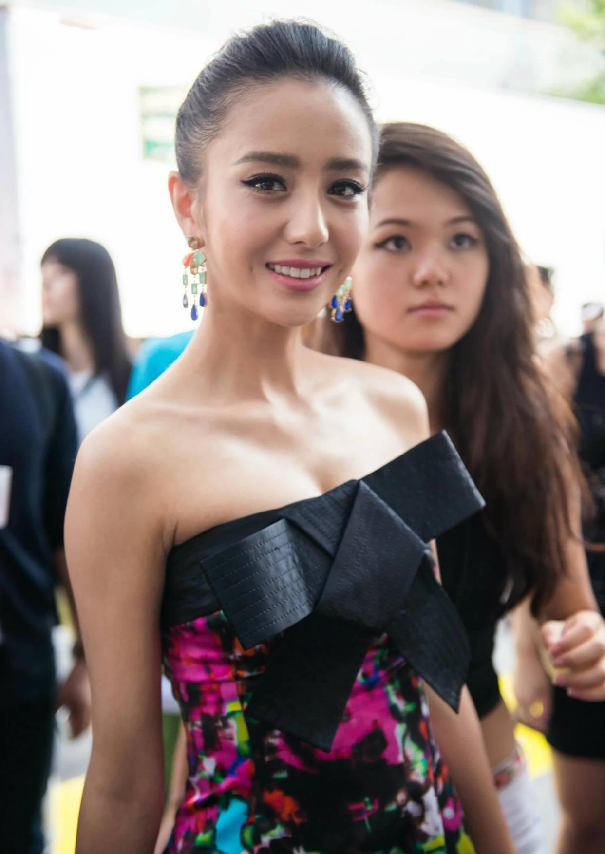 当年小黑妞如今美成仙女，逆袭天花板！