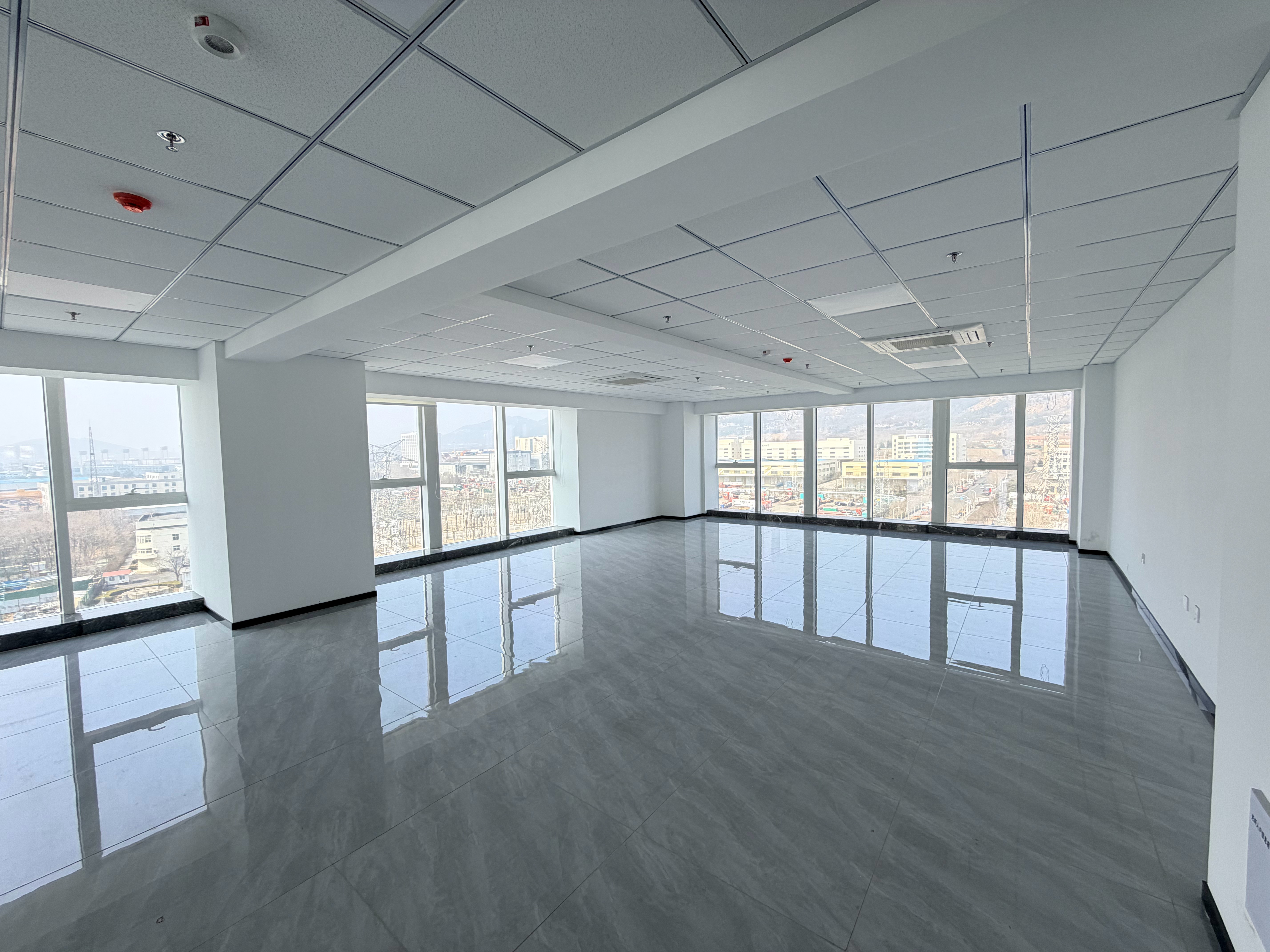 刚开始觉得这地方不好，自从租了之后感觉这地方真不错，三面靠窗，超通透，本想有朝一