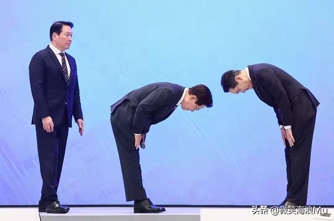 韩国总统李在明向财阀会长行九十度鞠躬大礼，点燃了韩国民众和专业人士的愤怒之火。请