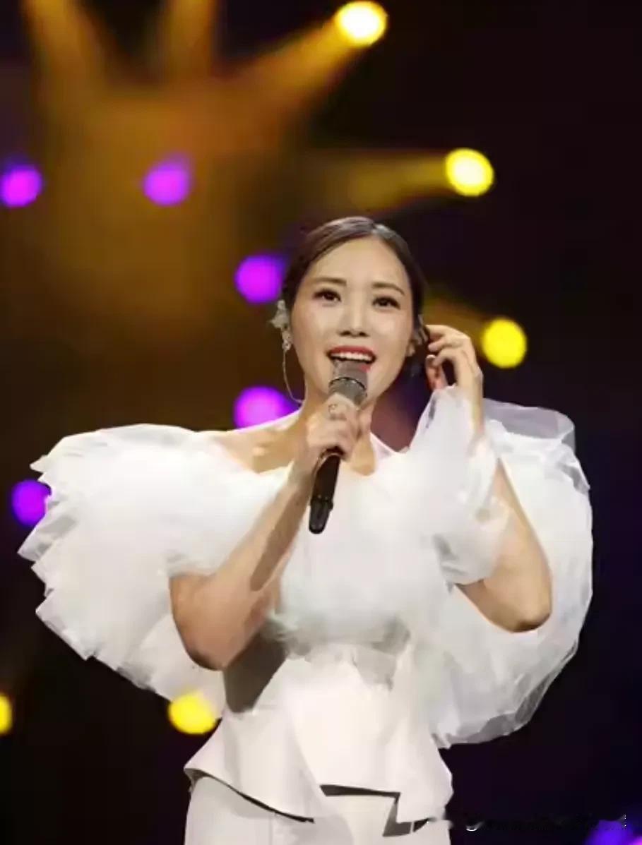 一想到刀郎，给人感觉立马想到云朵！
前不久刀郎举办演唱会，但是，居然没有云朵在场