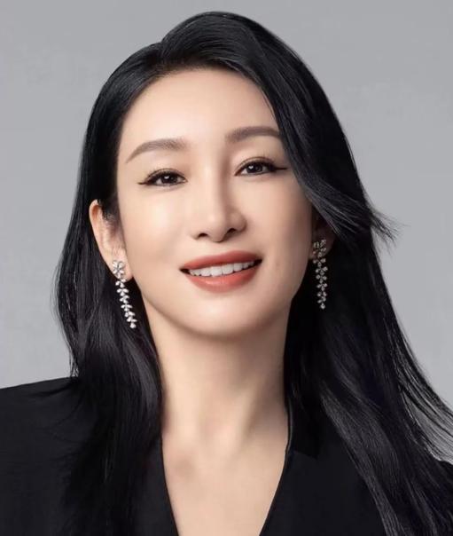 演员秦海璐说：“大学期间，我跟章子怡玩的多一点，因为班里我俩最小，而且我俩是头对