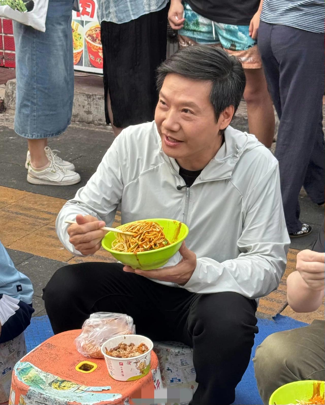 真的被雷军圈粉了！

在武汉大成路吃热干面，他就跟咱普通街坊一样，搬个小马扎蹲在