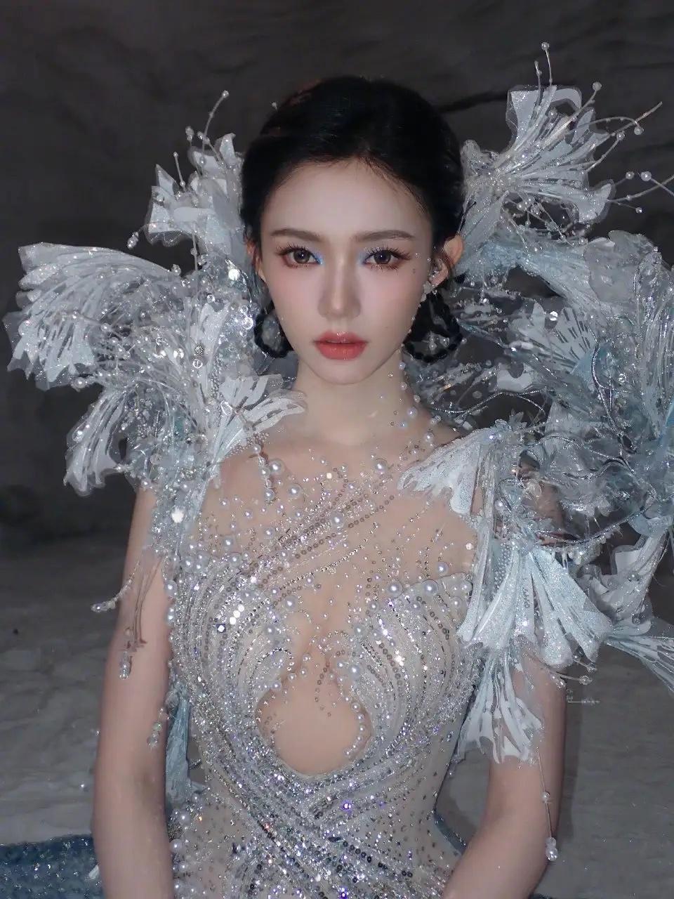 林允的舞台妆也太好看了，特别敢穿，除了张韶涵就是她惊艳到我了。有没有发现，女明星