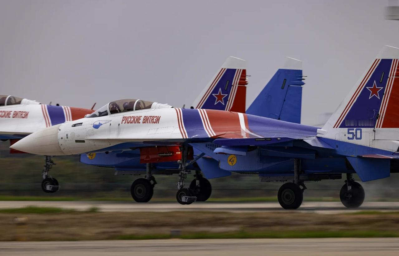 右划帮俄“勇士”飞行表演队拉起并开始表演
最后面有“勇士”发的无料
航展 军事 