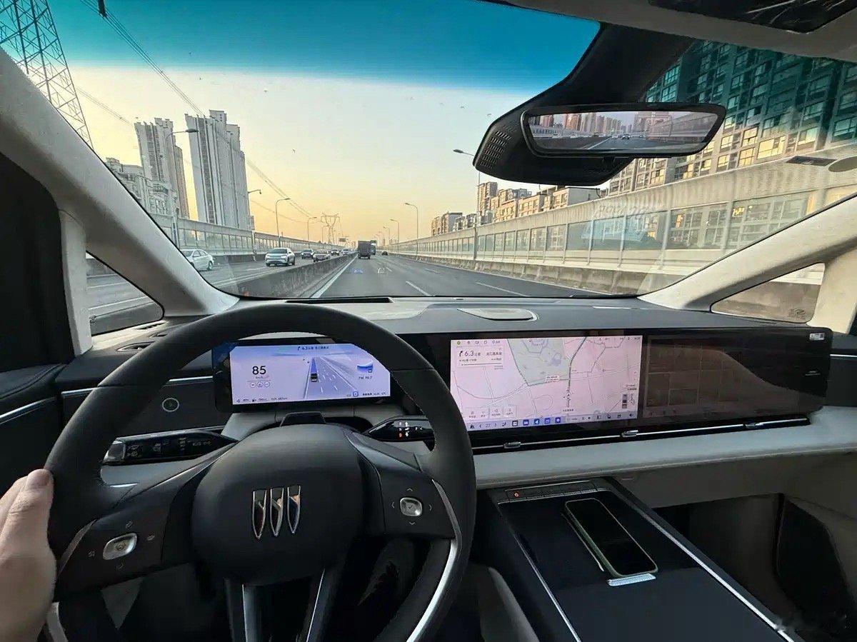 来自汽车之家论坛提车车主的照片，看起来别克至境世家的副驾娱乐屏做了主驾不可见以防