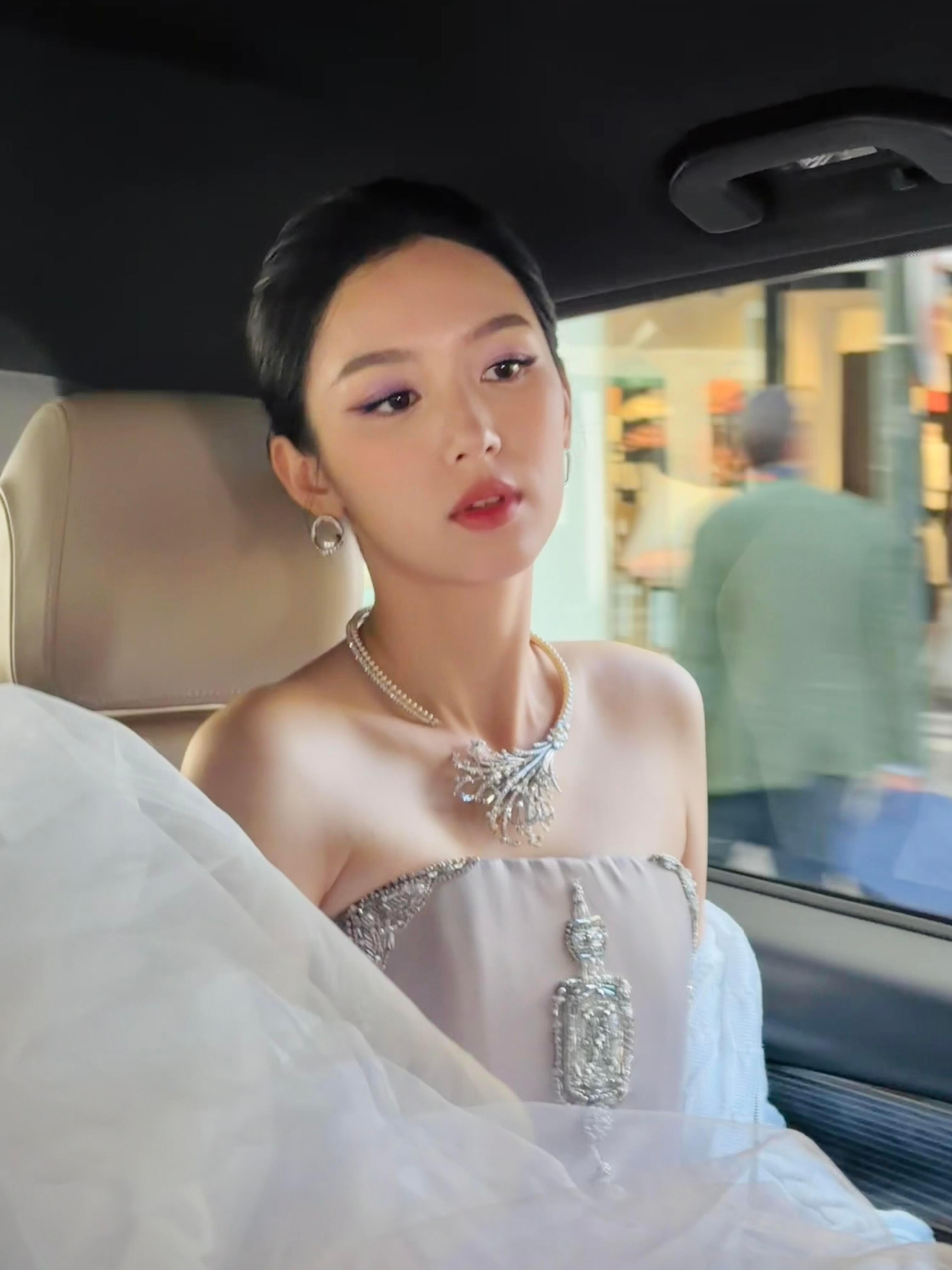 周也紫映戛纳妆 周也这组美成啥了！！闪耀戛纳这次是昼夜紫礼服➕紫映妆！！期待也子