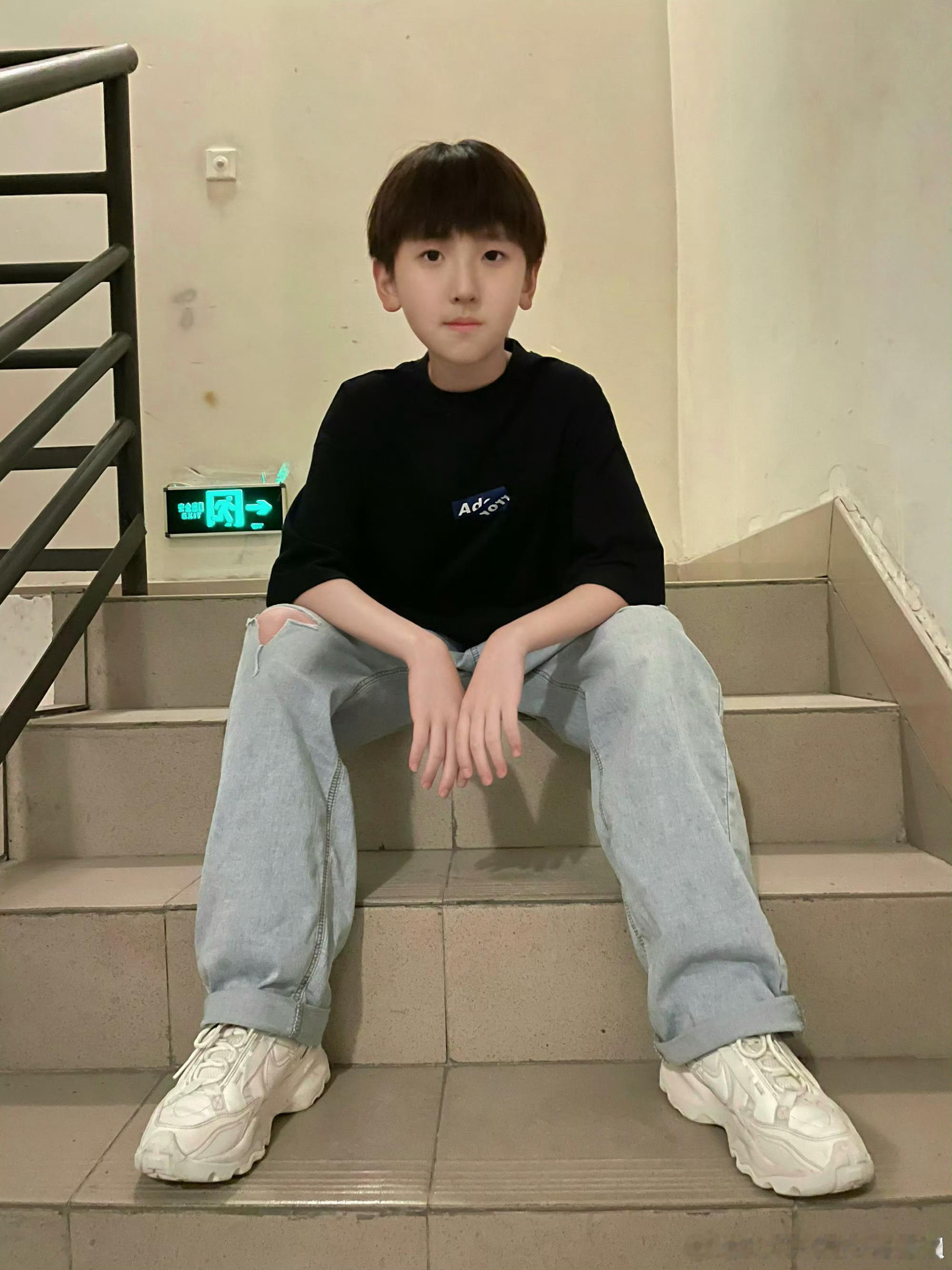 粉左奇函久了之后 我对左奇函的印象还停留在奶团子 什么时候长大的都不知道 ​​​