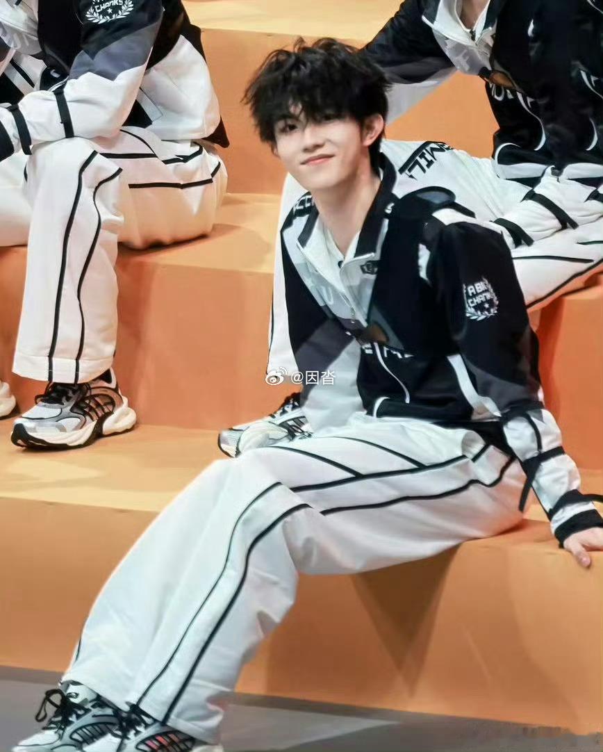 苏新皓看到粉丝说喜欢他两千天哭了听到粉丝默默陪伴两千天，苏新皓瞬间红了眼眶，双向