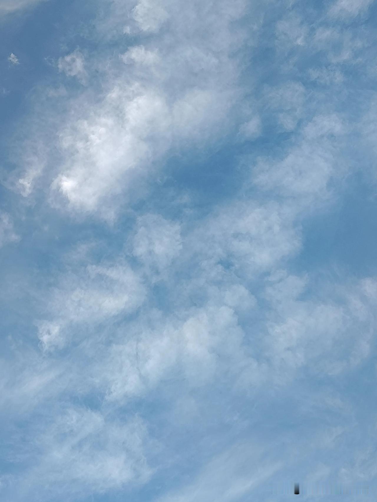 今天的天空有白云，是个晴天，一起看看吧！你那里也是晴天吗？分享