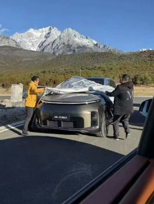 全新理想L9，这应该就是官图上那个颜色吧？实车看着饱和度没有官图那么高，更偏灰一