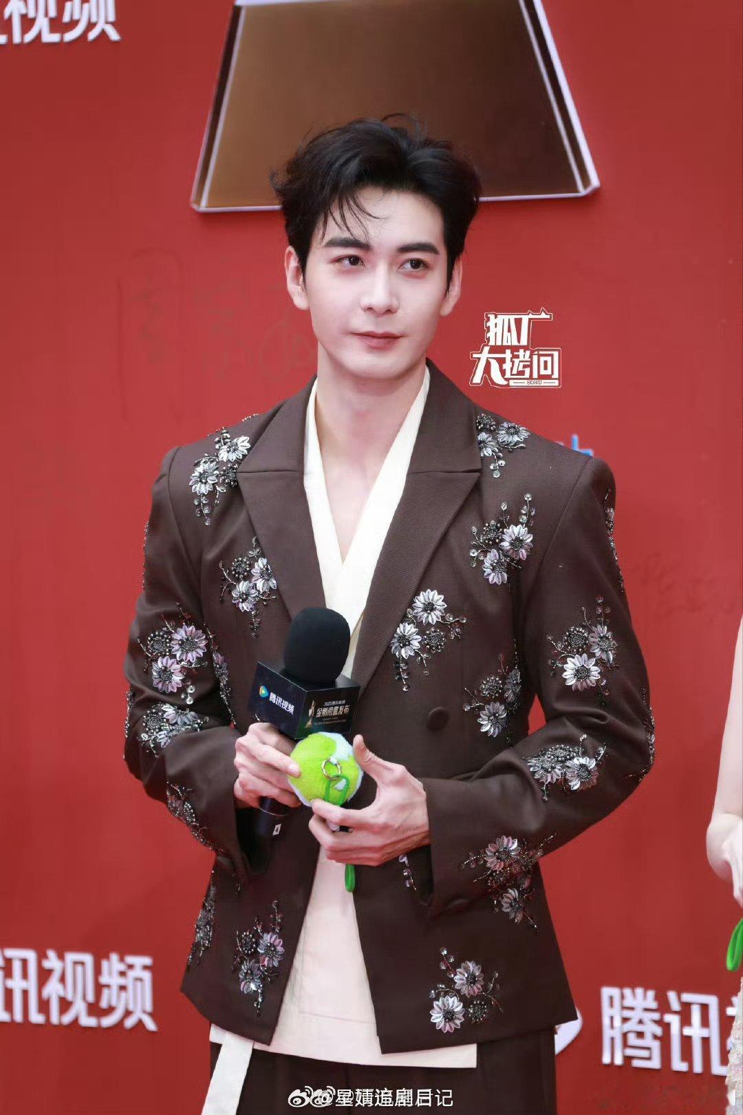 腾讯视频金鹅荣誉红毯和内场陈星旭生图，外场中规中规，内场更好看。 