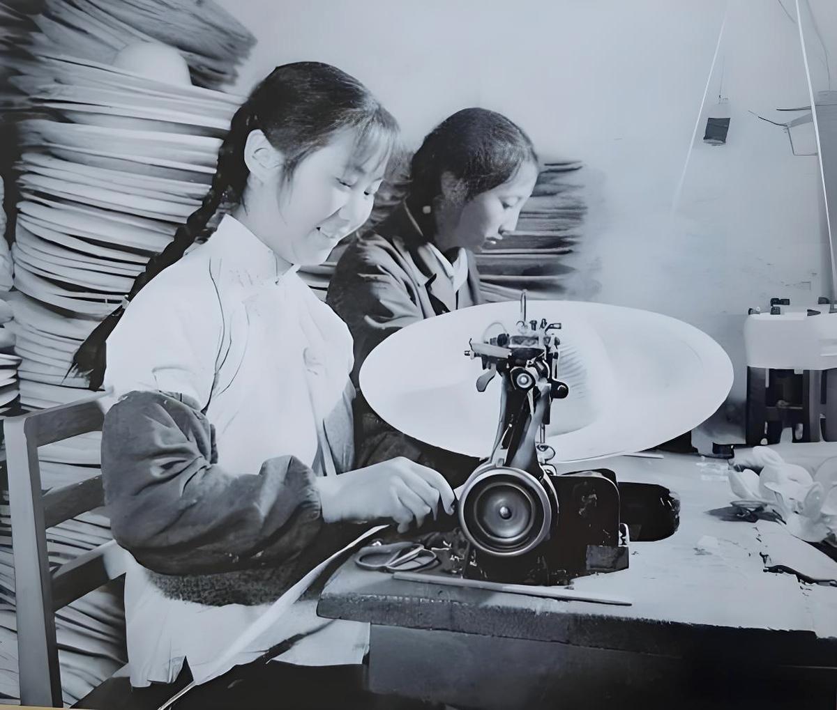 我妈妈1970年参加工作，是一家国营企业的普通工人，她跟我说起她1973年住院，