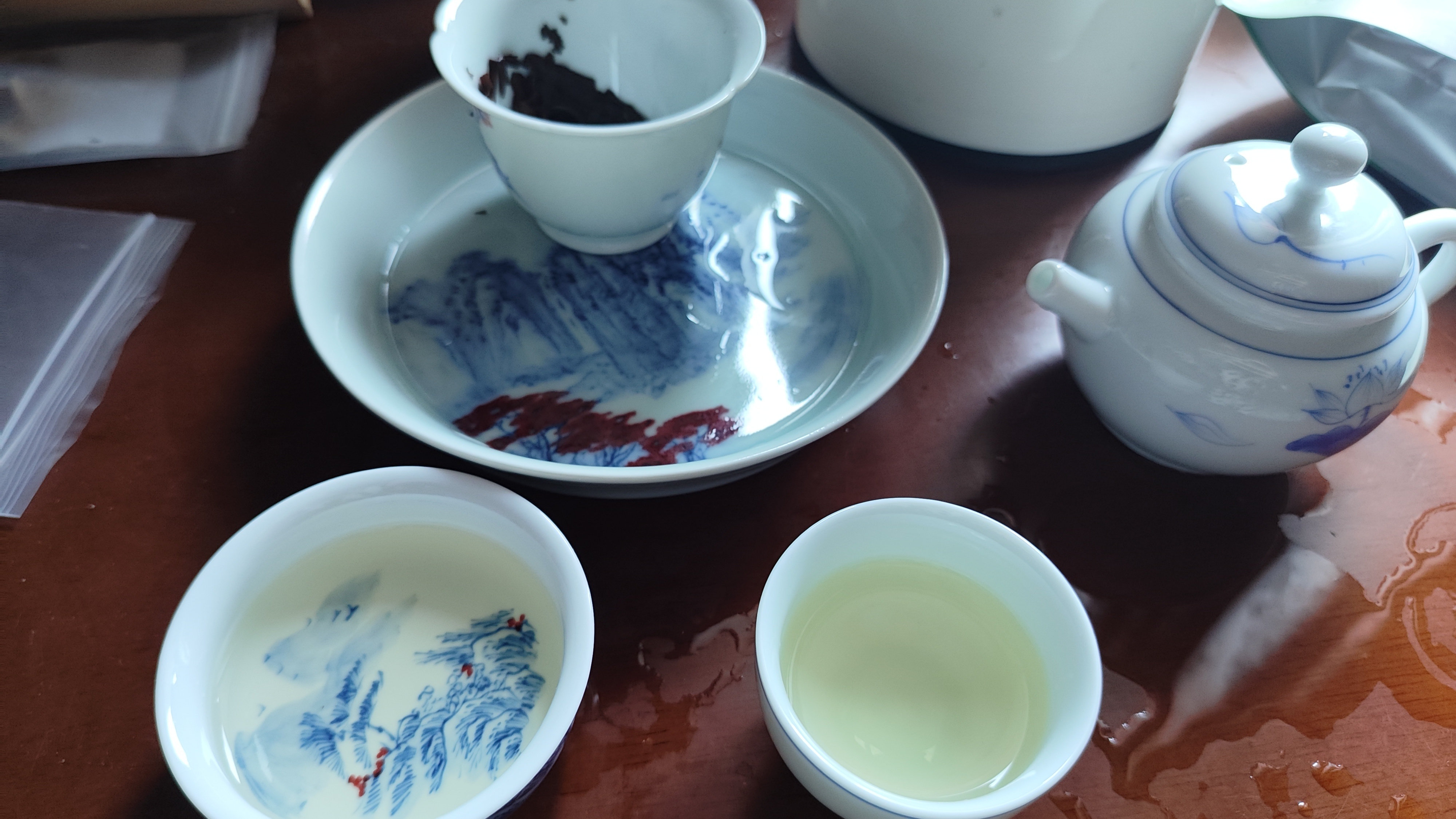 突然get到白茶的香了，虽然看着像叶子渣渣，但是有点年份的放一点就有点甜甜的，暖