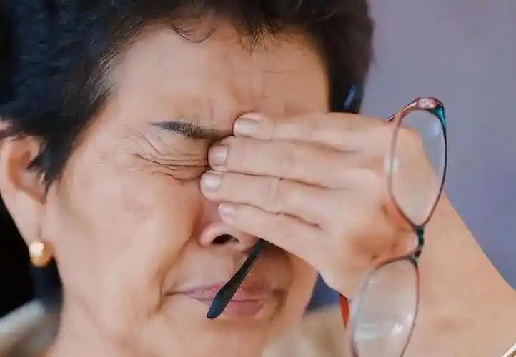 [月亮]


不少中老年群体都有睡前卧床刷手机的习惯，沉浸在新闻、短视频内容中，