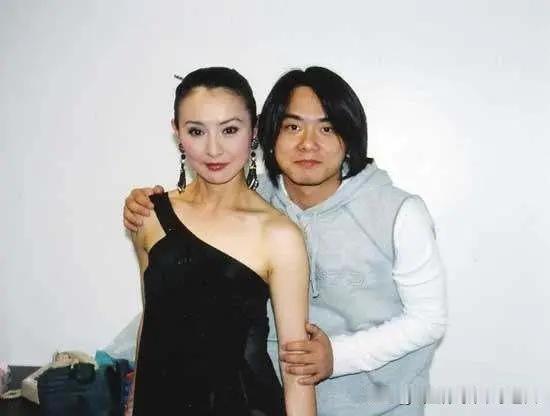 2007年轰动香港娱乐圈的李赛凤、罗启仁、宗天意不伦丑闻经过如下：
 
一、事件